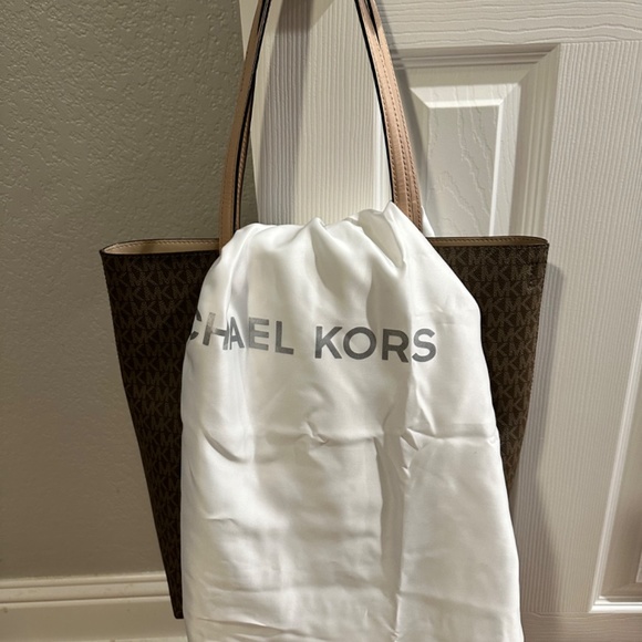 Michael Kors Large Tote - Picture 9 of 9